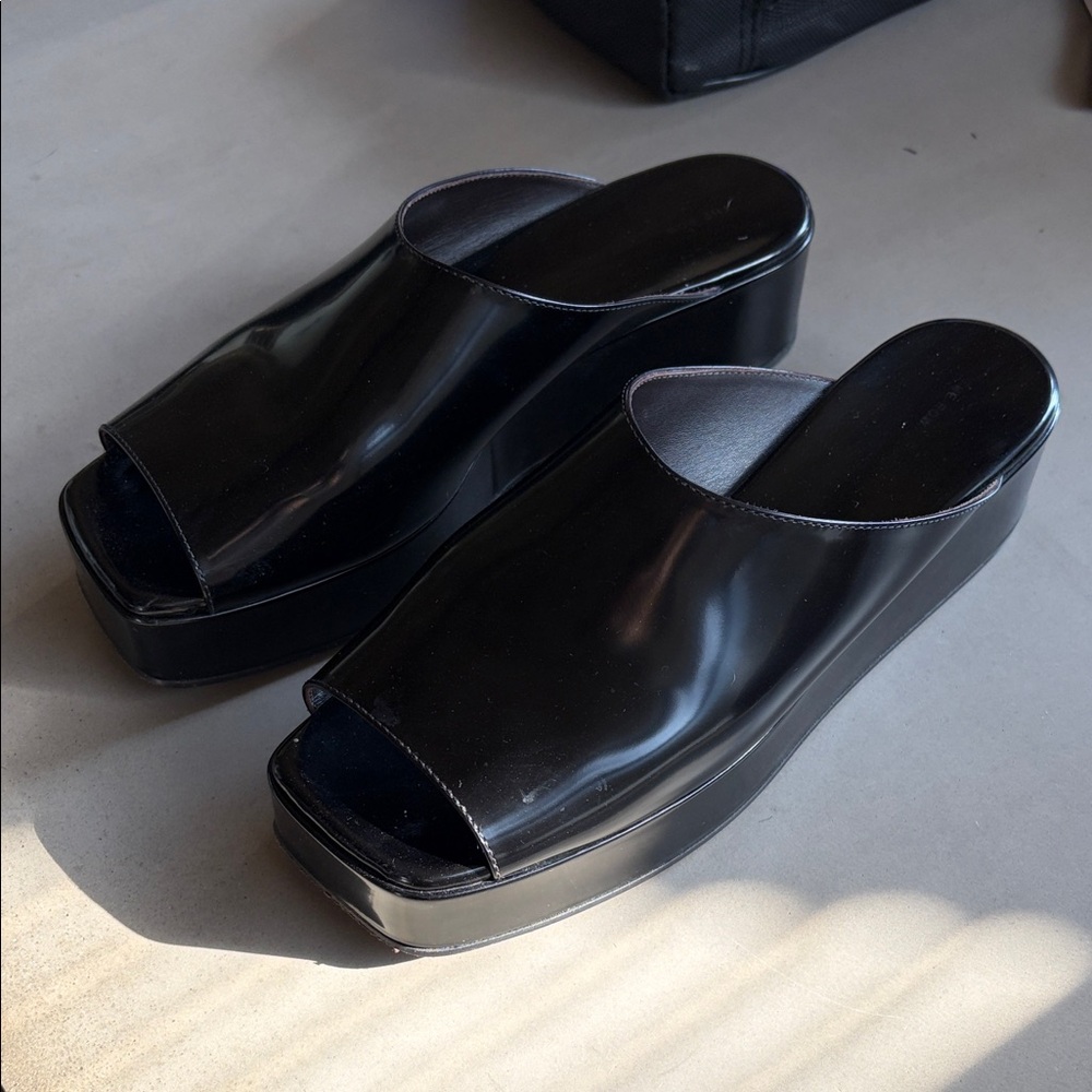 The Row Emi flatforms 40
